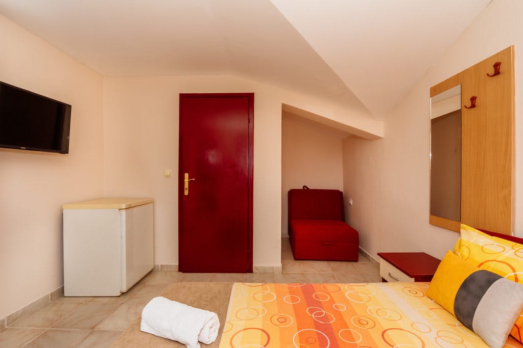 Hotel Adria Šušanj - Družinski konec poletja v Črni gori, Bar, Črna gora - 667 EUR - 7x nočitev v Standard dvoposteljni sobi za 2 osebi (1 otrok do 11,99 let in 1 otrok do 3,99 let brezplačno), Polpenzion (samopostrežni zajtrk in večerja)