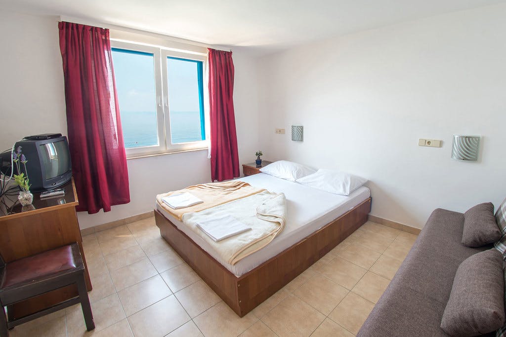 Beach Hotel Plaža - Poletje v Dalmaciji, Drašnice, Makarska riviera, Dalmacija, Hrvaška - 345 EUR - 3x nočitev v dvoposteljni Standard ali Annex sobi (glede na razpoložljivost) za 2 osebi, Bogat sampostrežni zajtrk