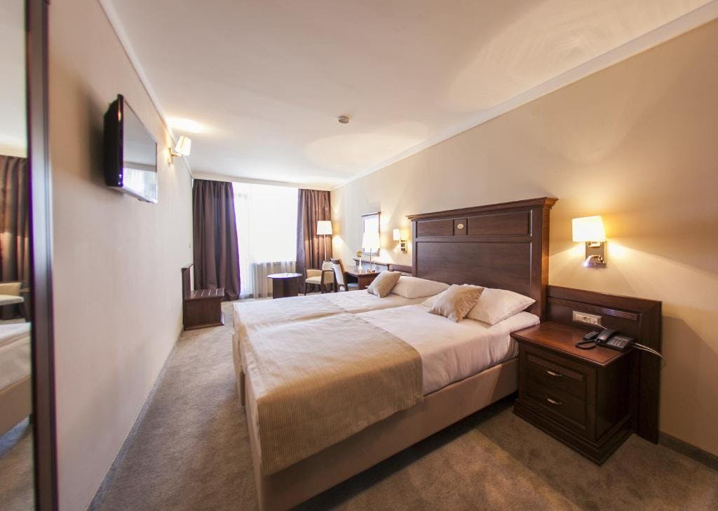Grand Hotel Neum - Poletne počitnice tik ob morju, Neum, Bosna in Hercegovina - 325 EUR - 2x nočitev v dvoposteljni sobi pogled park za 2 osebi, Polpenzion