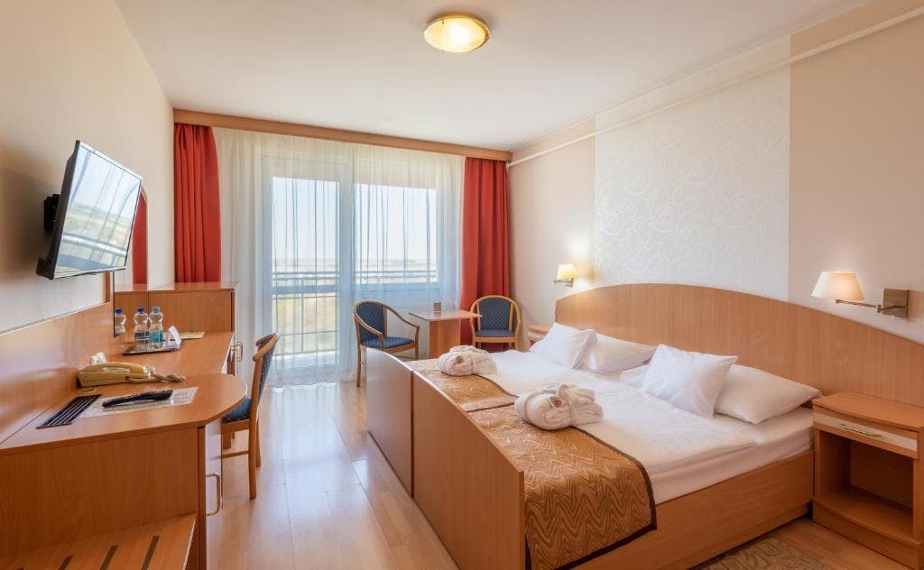 Hotel Baratsag - Jesenske družinske termalne počitnice, Hajdúszoboszló, Madžarska - 212 EUR - 2x nočitev v dvoposteljni Standard sobi za 2 osebi (1 otrok do 11,99 let brezplačno), Polpenzion (samopostrežni zajtrk in večerja)