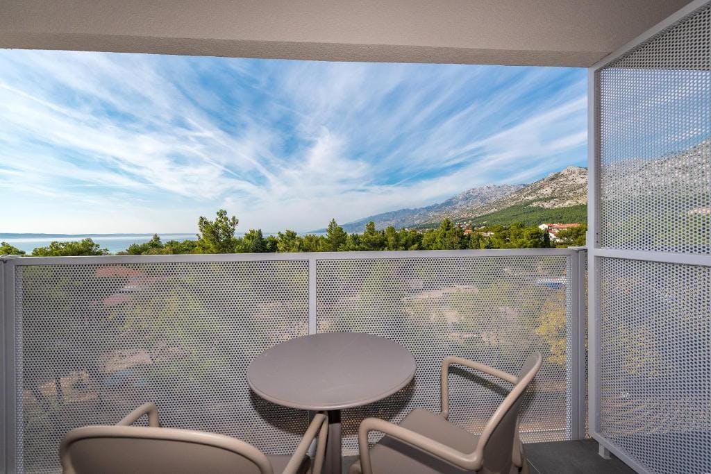Bluesun Holiday Village Alan - Septembrsko poletje s polnim penzionom v severni Dalmaciji, Starigrad Paklenica, Hrvaška - 350 EUR - 2x nočitev v dvoposteljni Standard sobi z balkonom za 2 osebi, Polni penzion