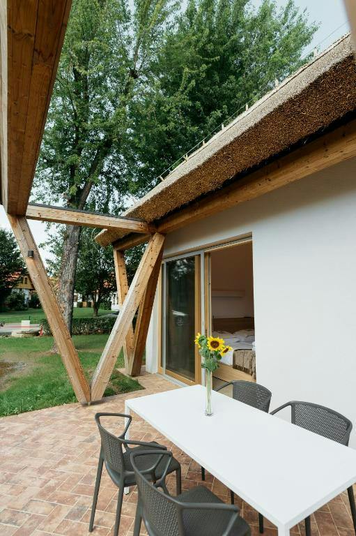 Prekmurska vas Ajda - Oddih med tednom v dvoje, Moravske Toplice, Slovenija - 280 EUR - 2x nočitev v modernih slamnatih hiškah za 2 osebi, Polpenzion (samopostrežni zajtrk in večerja) v restavraciji Hotela Termal