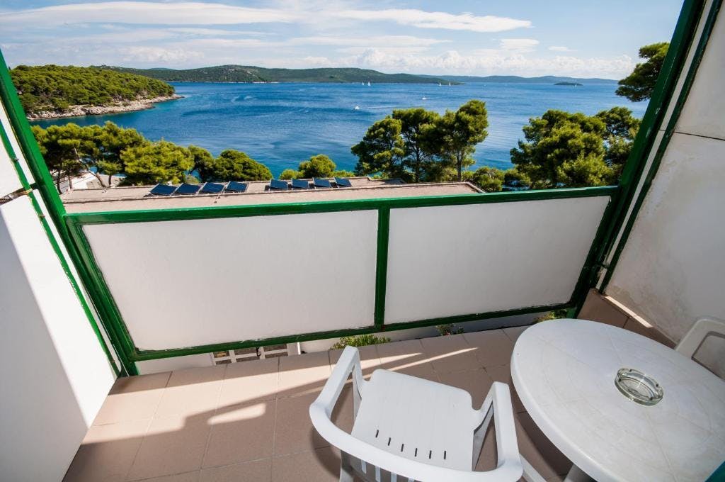 Hotel Lavanda - Družinski oddih na Dugem otoku, Božava, Dalmacija, Hrvaška - 1688 EUR - 7x nočitev v Standard sobi s pogledom na morje in z balkonom za 2 osebi (2 otroka do 11,99 let brezplačno), Polpenzion (samopostrežni zajtrk in večerja)