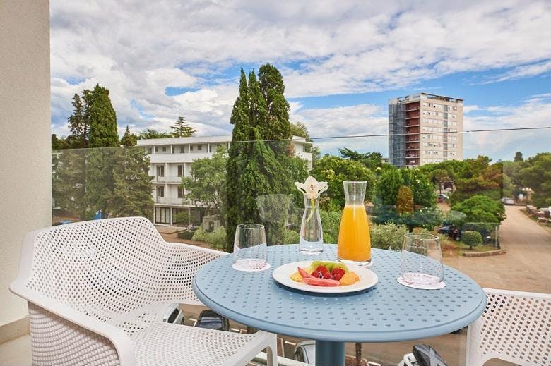 Hotel Sipar Plava Laguna - Družinski konec poletja ob plaži, Umag, Hrvaška - 409 EUR - 3x nočitev v dvoposteljni Superior sobi s pomožnim ležiščem in z balkonom (stran park) za 2 osebi (1 otrok do 11,99 let in 1 otrok do 4,99 let brezplačno), Polpenzion