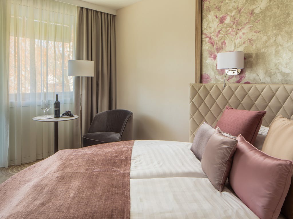 NaturMed Hotel Carbona - Wellness oddih, Heviz, Madžarska - 516 EUR - 3x nočitev v dvoposteljni Standard plus sobi za 2 osebi, Polpenzion (zajtrk in večerja)