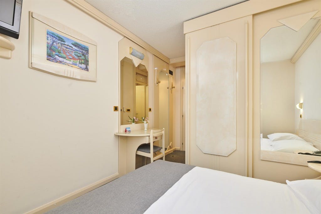 Hotel Gran Vista Plava Laguna - Poletje v Poreču, Poreč, Istra, Hrvaška - 1219 EUR - 7x nočitev v dvoposteljni Economy sobi z dodatnim ležiščem za 2 osebi (1. otrok do 11,99 let in 2. otrok do 4,99 let brezplačno), Polpenzion in pijača ob večerji
