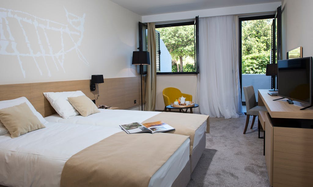 Aminess Liburna Hotel - Družinsko poletje na Korčuli, Korčula, Dalmacija, Hrvaška - 377 EUR - 2x nočitev v dvoposteljni Superior sobi z balkonom za 2 osebi (1 otrok do 9,99 let brezplačno), Polpenzion