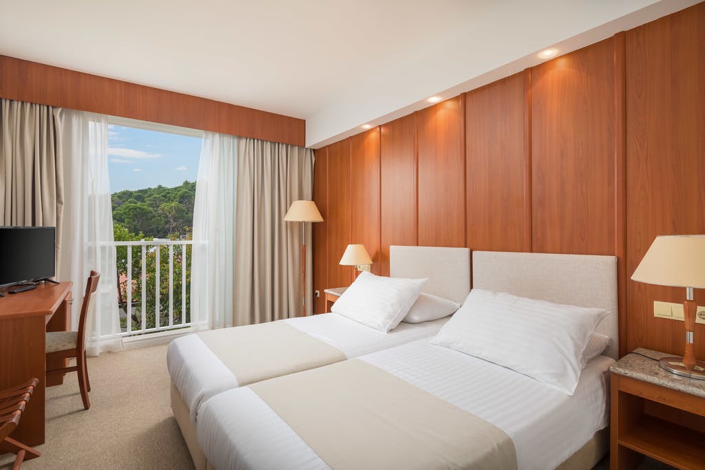 Marko Polo Maradiso Hotel by Aminess - Družinsko poletje na Korčuli, Korčula, Dalmacija, Hrvaška - 335 EUR - 2x nočitev v dvoposteljni Comfort sobi za 2 osebi (1 otrok do 9,99 let brezplačno), Polpenzion
