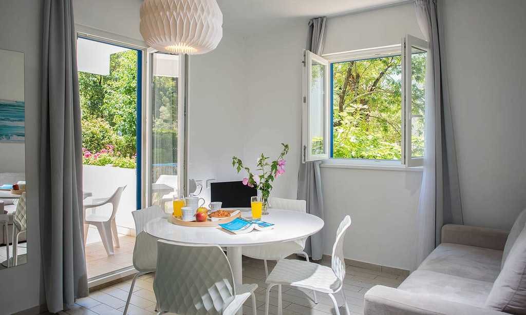 Aminess Vival Port9 Residence - Družinski konec poletja v apartmajih na Korčuli, Korčula, Dalmacija, Hrvaška - 152 EUR - 2x nočitev v apartmaju Vinea za 2 osebi (2 otroka do 13,99 let brezplačno), Uporaba zunanjega sladkovodnega infinity bazena za odrasle