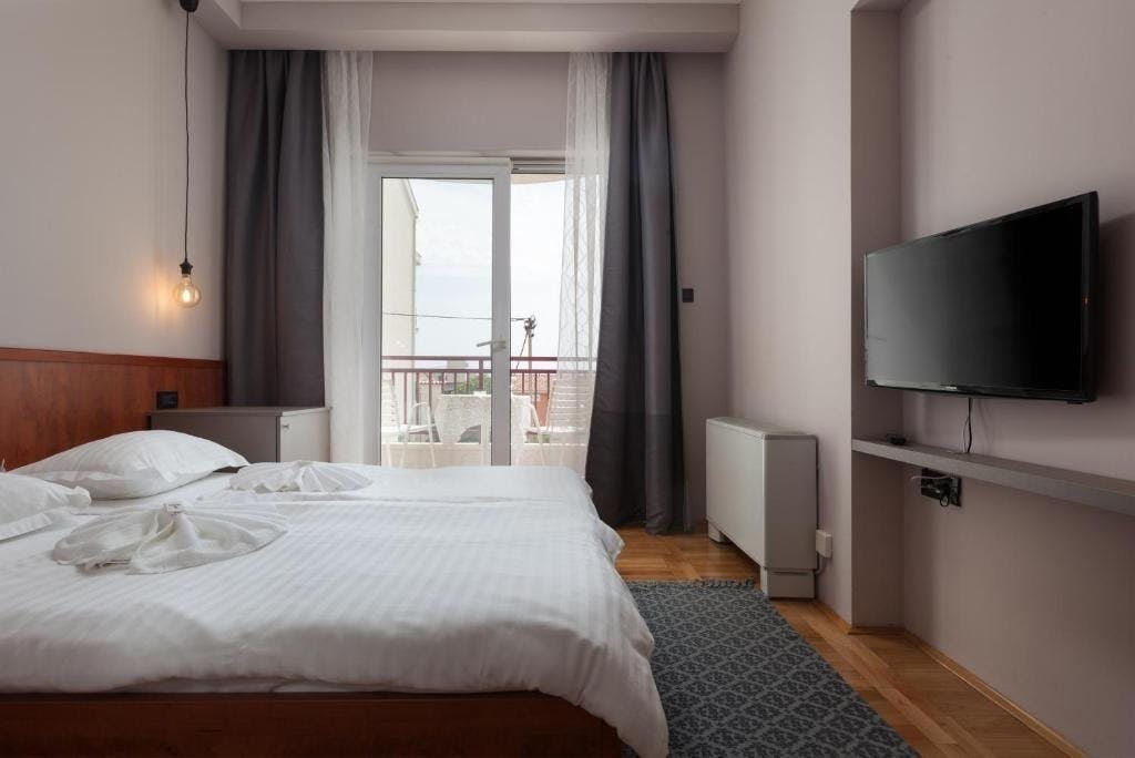 Villa Vinka - Družinsko poletje v Tučepih, Tučepi, Makarska riviera, Dalmacija, Hrvaška - 1320 EUR - 7x nočitev v Comfort sobi z dodatnim ležiščem in balkonom (pogled morje) za 2 osebi (1 otrok do 12 let in 1 otrok do 3 leta brezplačno), Polpenzion
