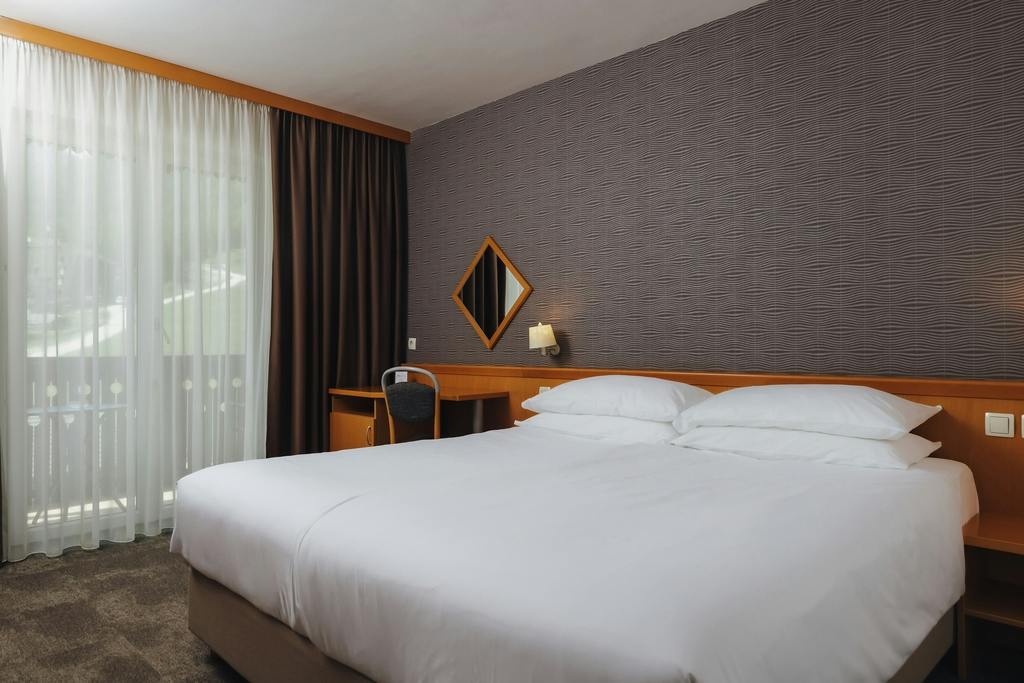 Hit Alpinea Resort - Ramada Hotel & Suites - Zimski paket s smučanjem in kopanjem v pravljični Kranjski Gori, Kranjska Gora, Slovenija - 684 EUR - 3x nočitev v dvoposteljni Standard sobi za 2 osebi, Polpenzion