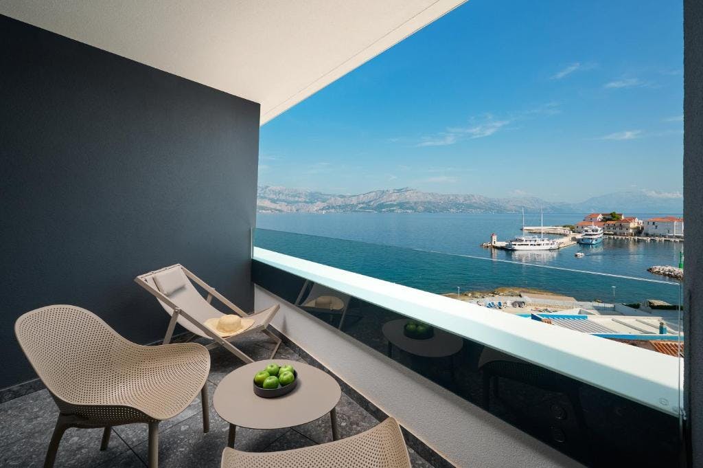Grand Hotel View - Družinsko poletje na Braču - Posebna akcijska cena, Postira, Hrvaška - 1595 EUR - 5x nočitev v dvoposteljni Superior sobi z balkonom (pogled morje) in z 2 dodatnimi ležišči za 2 osebi (2 otroka do 11,99 let brezplačno), Polpenzion