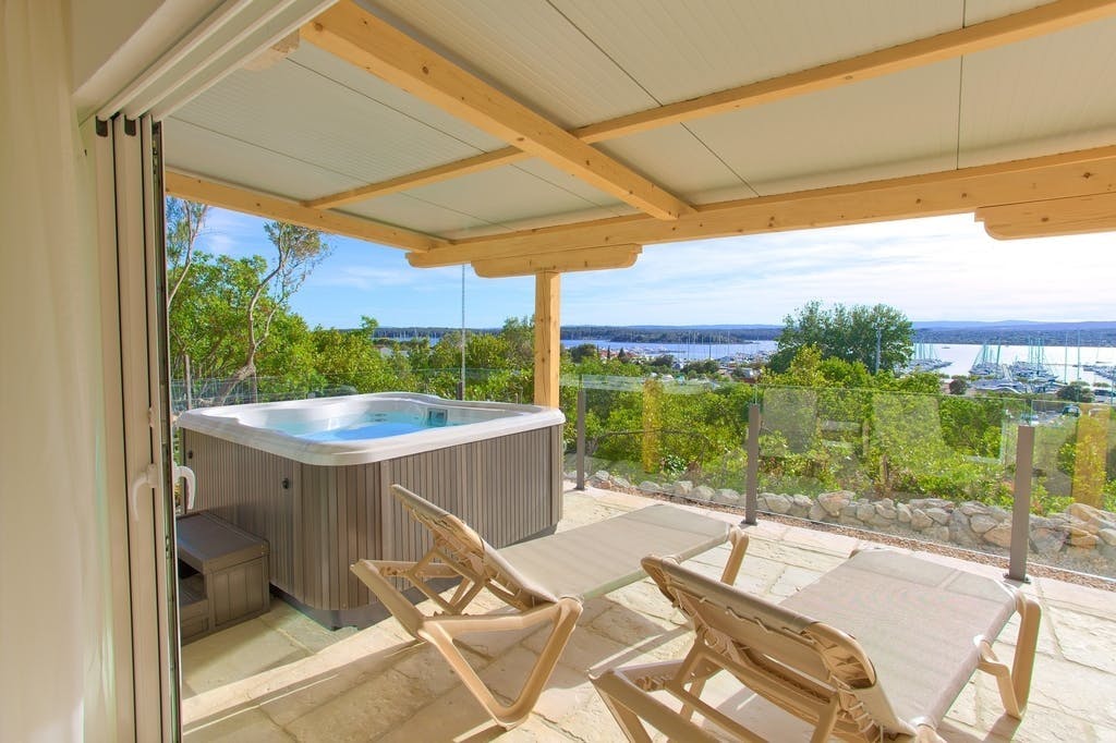 Holiday homes Kanajt - Wellness opuštanje na Krku - Holiday Homes Deluxe sa jacuzzijem