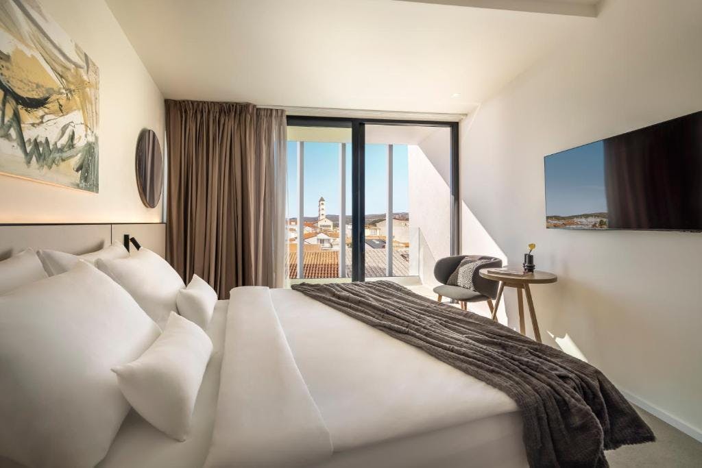 Aminess Younique Narrivi Hotel - Luksuzno družinsko poletje ob morju, Crikvenica, Hrvaška - 1726 EUR - 5x nočitev v Premium dvoposteljni sobi z balkonom za 2 osebi (1 otrok do 9,99 let brezplačno), Bogat samopostrežni zajtrk