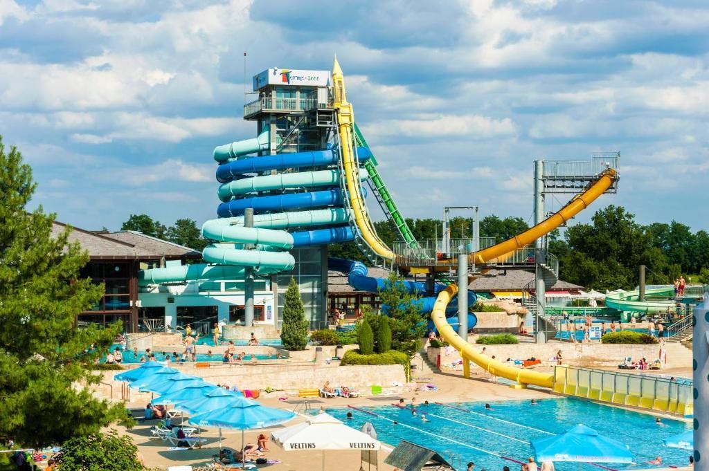 Hotel Ajda - Ljetni obiteljski odmor tijekom vikenda, Moravske Toplice, Slovenija - 424 EUR - 2x noćenje u Standard dvokrevetnoj sobi s pomoćnim ležajem za 2 osobe (1 dijete do 5,99 godina i 1 dijete do 11,99 godina besplatno), Polupansion (buffet doručak i večera)