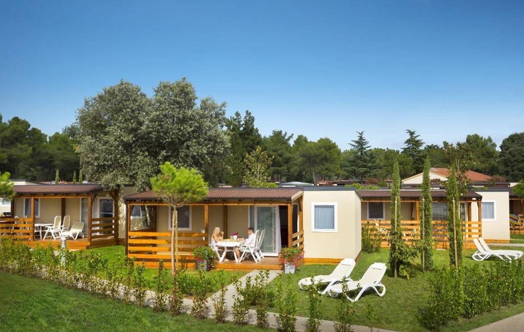 Kamp Valkanela - Družinsko poletje v Standard mobilni hiški, Funtana, Hrvaška - 398 EUR - 2x nočitev v mobilni hiški Standard za do 6 oseb (4 odrasle osebe in 2 otroka do 11,99 let), Uporaba zunanjega bazena