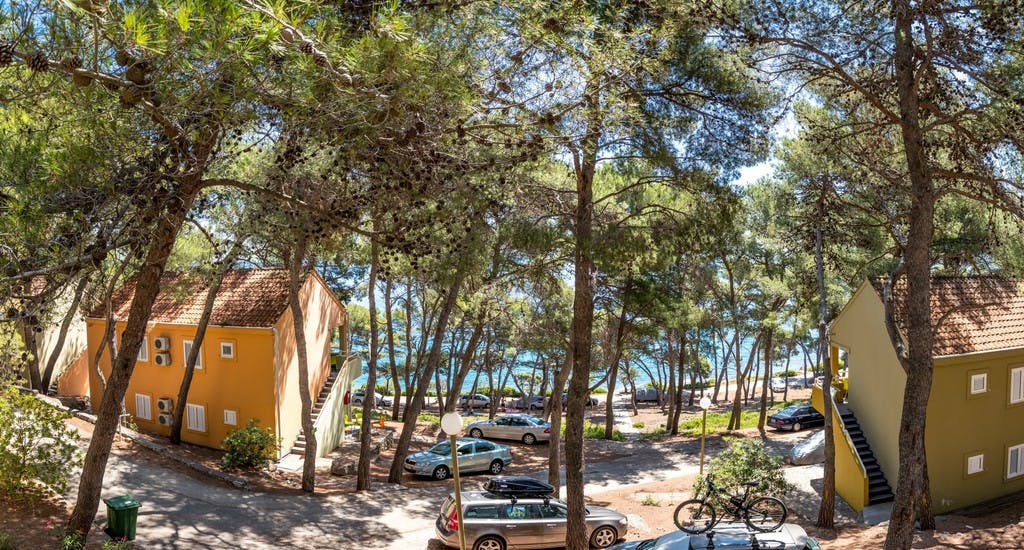 Holiday Park Zelena Punta - Poletje na otoku Ugljan s koriščenjem vodnega parka, Kukljica, Hrvaška - 319 EUR - 2x nočitev v apartmaju tipa A za 2 odrasli osebi, Polpenzion za 2 osebi