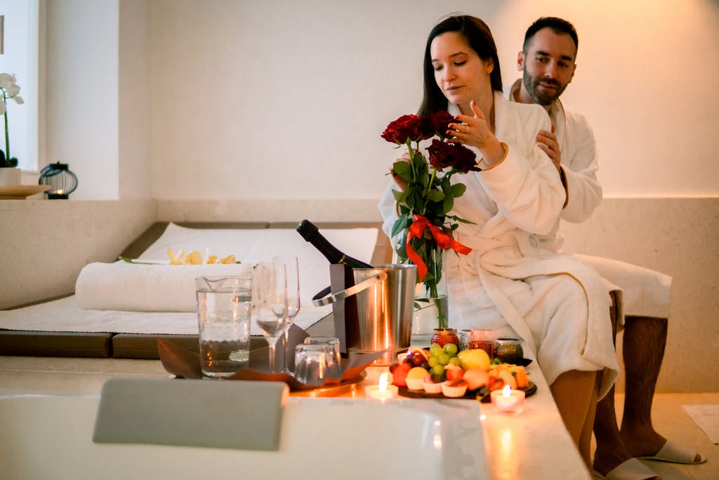 Rimske terme / Adults Only - Hotel Rimski dvor Superior - VIP paket luksuznega razvajanja z romantično kopeljo, Rimske Terme, Slovenija - 690 EUR - 3x nočitev v dvoposteljni sobi v hotelu Rimski dvor za 2 osebi, Polpenzion