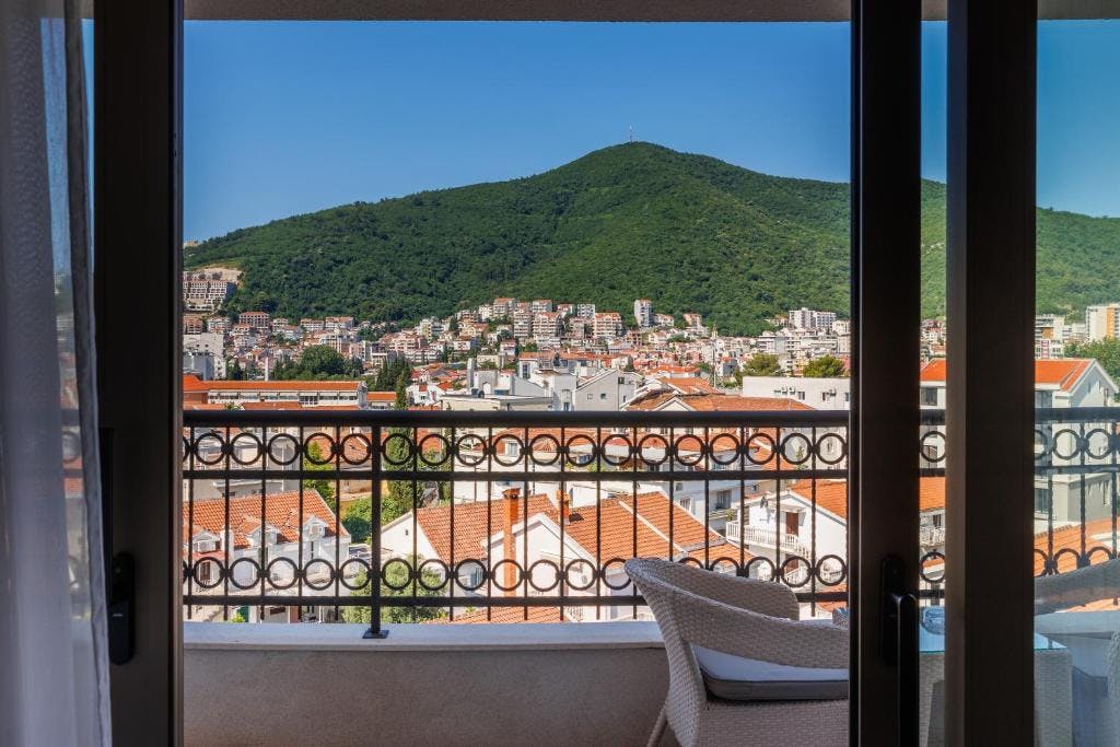 Hotel Kadmo by Aycon - Družinska pomlad in jesen, Budva, Črna gora - 262 EUR - 3x nočitev v dvoposteljni Standard sobi za 2 osebi (1 otrok do 11,99 let brezplačno), Zajtrk