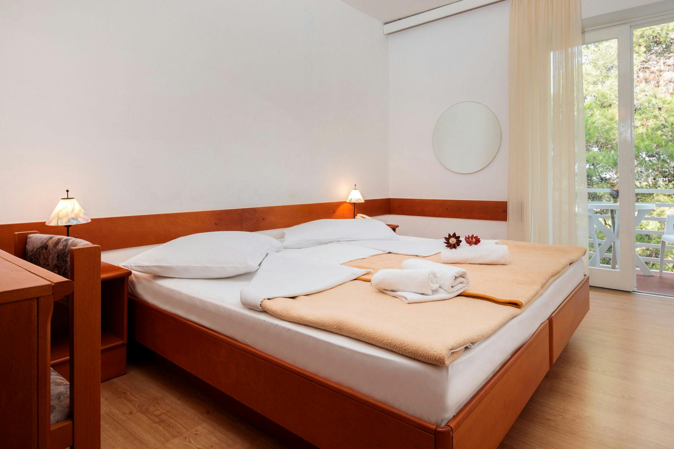 Fontana Resort – Popolne poletne počitnice na Hvaru, Jelsa, Hrvaška - 775 EUR - 5x nočitev v Maestral dvoposteljni sobi Classic s klimo, z balkonom ali s teraso (obrnjena proti morju) za 2 osebi, Polpenzion