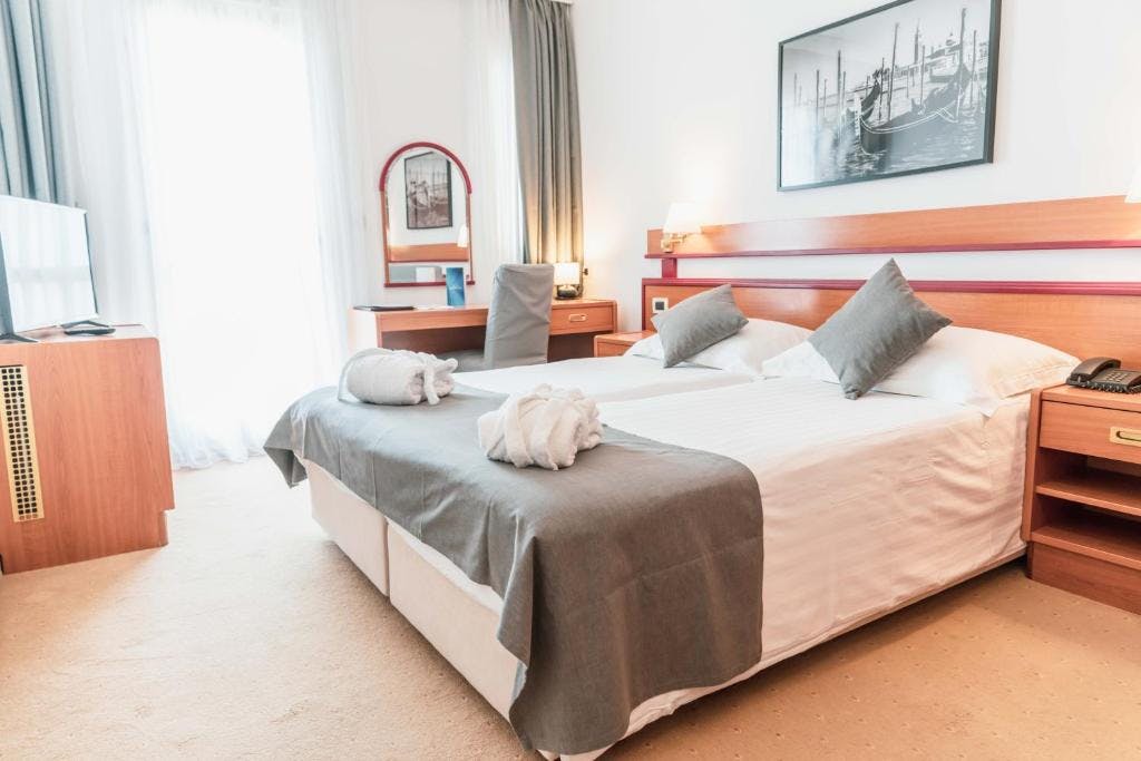 Hotel Horizont - Poletje na makarski rivieri , Baška Voda, Hrvaška - 1190 EUR - 5x nočitev v Standard dvoposteljni sobi z balkonom za 2 osebi, Polpenzion (samopostrežni zajtrk in večerja)