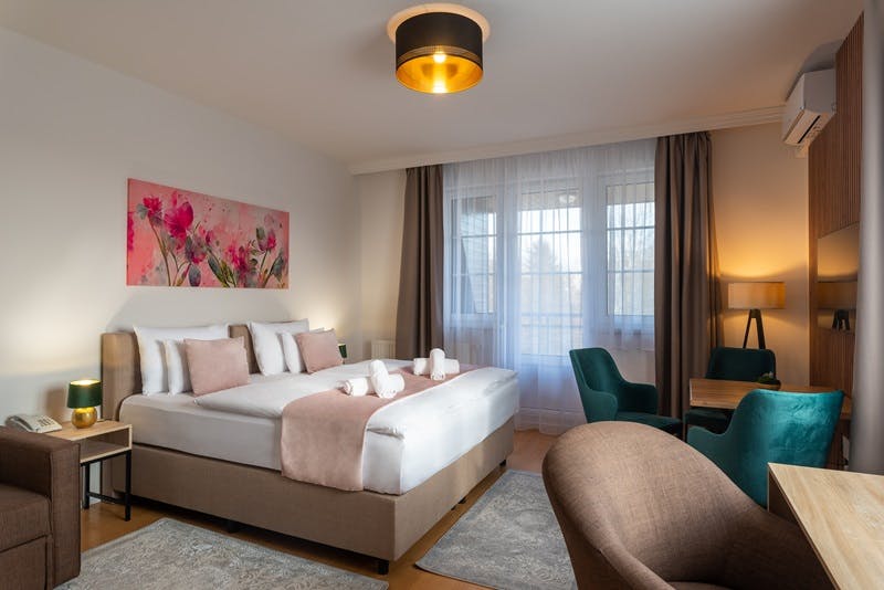 Holdvirag Hotel Sarvar, Sarvar, Madžarska - 109 EUR - 2x nočitev v Standard dvoposteljni sobi za 2 osebi, Zajtrk