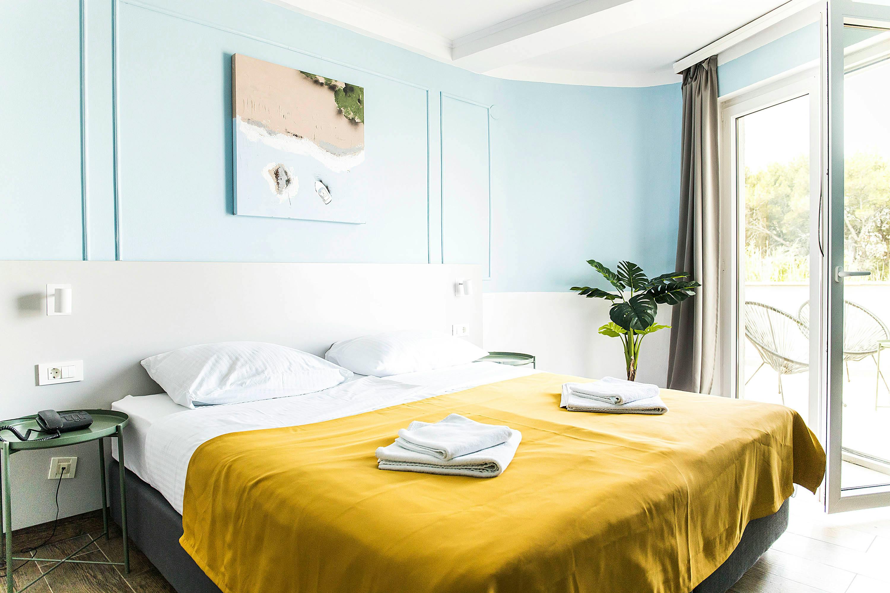 Hotel Plaža - Sprostitev ob morju do konca septembra, Pag, Hrvaška - 258 EUR - 2x nočitev v dvoposteljni Standard sobi za 2 osebi, Polpenzion