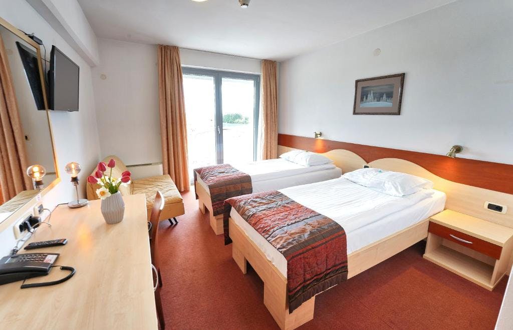 Hotel Krek - Družinski oddih, Lesce, Slovenija - 149 EUR - 2x nočitev v dvoposteljni sobi z balkonom za 2 osebi (2 otroka do 11,99 let brezplačno), Zajtrk