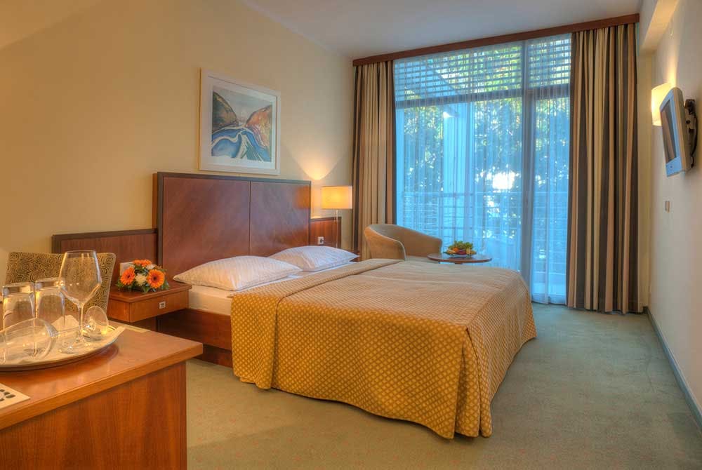 Hotel Rivijera - Družinski oddih v Petrovcu, Petrovac, Črna gora - 440 EUR - 5x nočitev v dvoposteljni Standard sobi za 2 osebi (1 otrok do 11,99 let brezplačno), Polpenzion