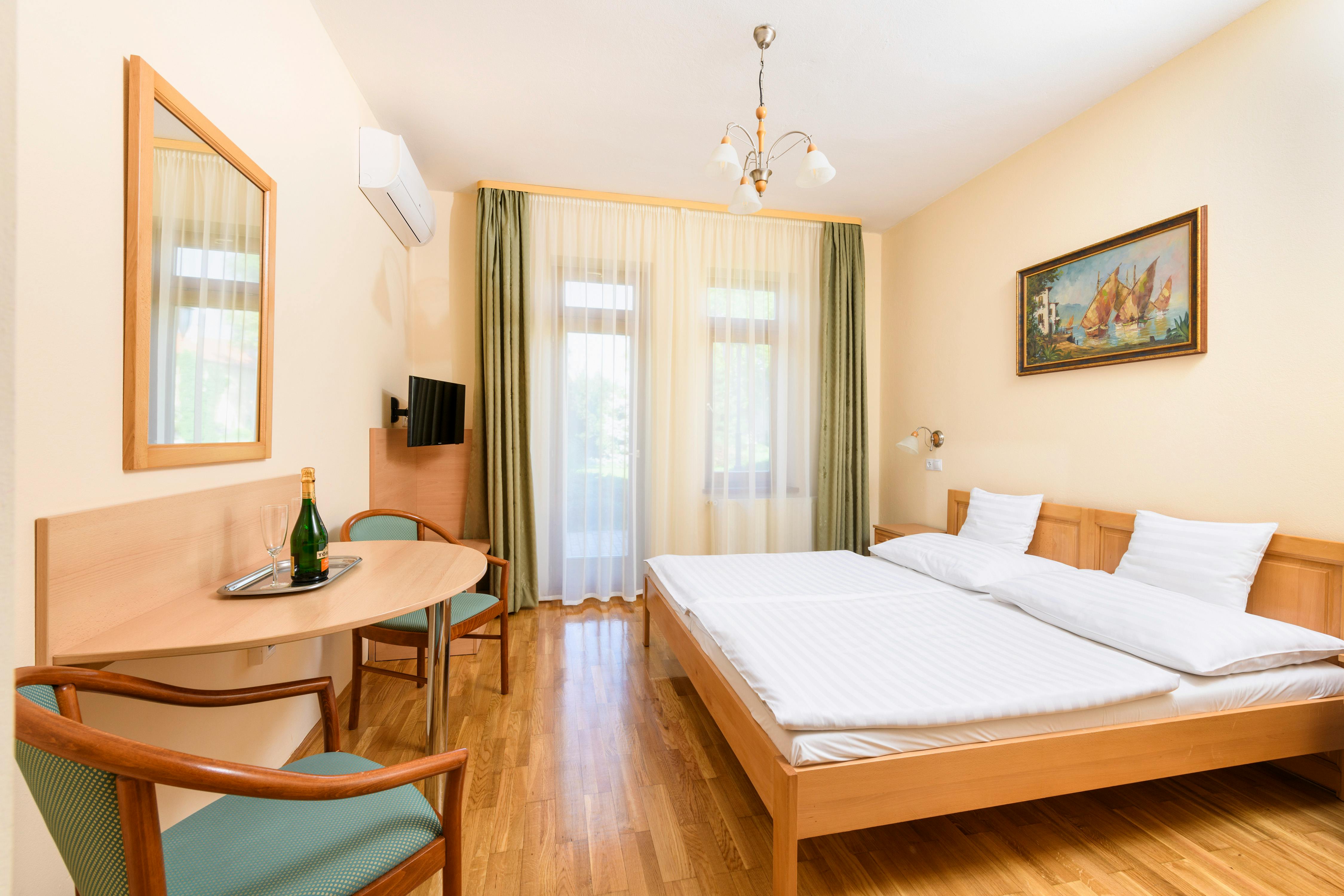 Ametiszt Hotel Harkány - Družinski wellness oddih, Harkány, Madžarska - 278 EUR - 2x nočitev v dvoposteljni Standard sobi za 2 osebi (1 otrok do 11,99 let brezplačno), Samopostrežni zajtrk