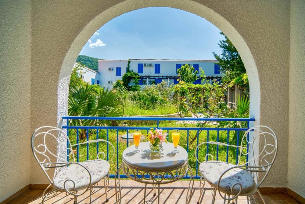 Hotel Slovenska plaža - Ljeto u Budvi, Budva, Crna Gora - 732 EUR - 3x noćenje u Standard dvokrevetnoj sobi s dodatnim ležajem i balkonom za 3 osobe, Polupansion (buffet doručak i večera)