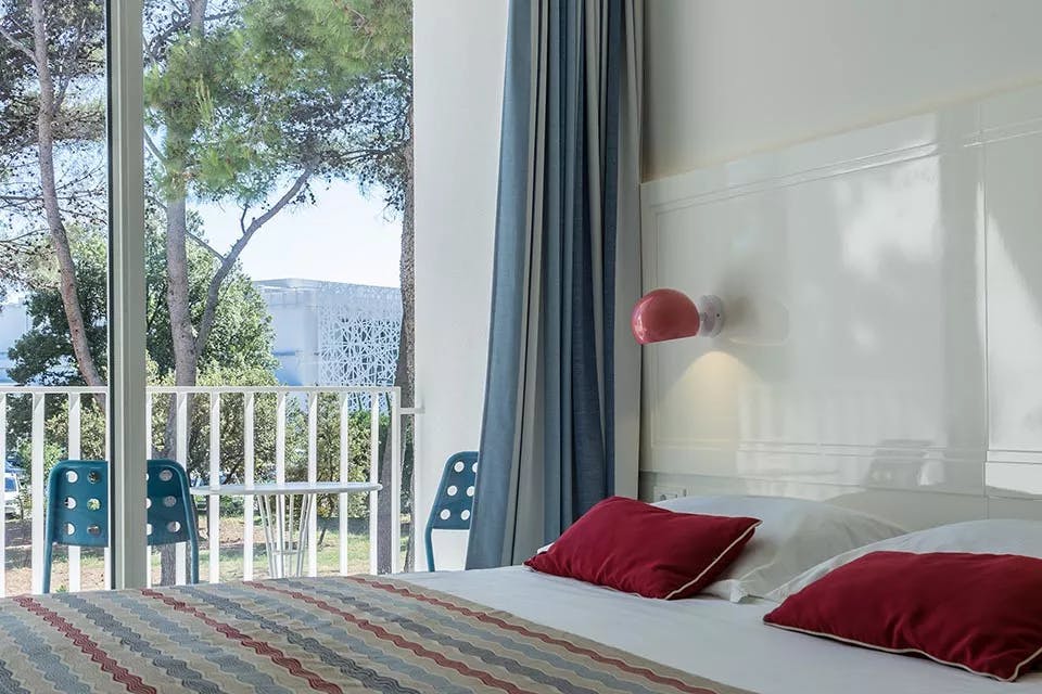 Amadria Park Kids Hotel Andrija - Septembrski bogati paket zabave z vključenim Aquaparkom, Šibenik, Dalmacija, Hrvaška - 692 EUR - 2x nočitev v družinski sobi s pogledom na dvorišče/park in s balkonom za 2 osebi (1 otrok do 11,99 let brezplačno), Polpenzion