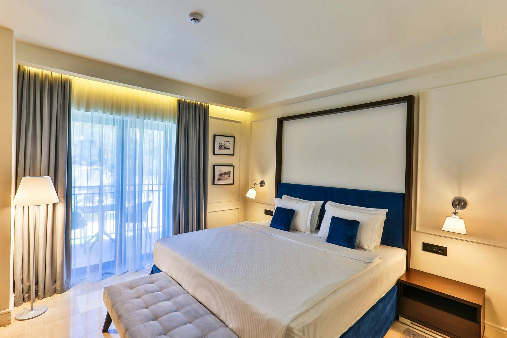 Hotel California by Aycon - Jesen na ekskluzivni lokaciji, Sveti Stefan, Črna gora - 479 EUR - 3x nočitev v dvoposteljni Superior sobi s pogledom na goro za 2 osebi, Zajtrk