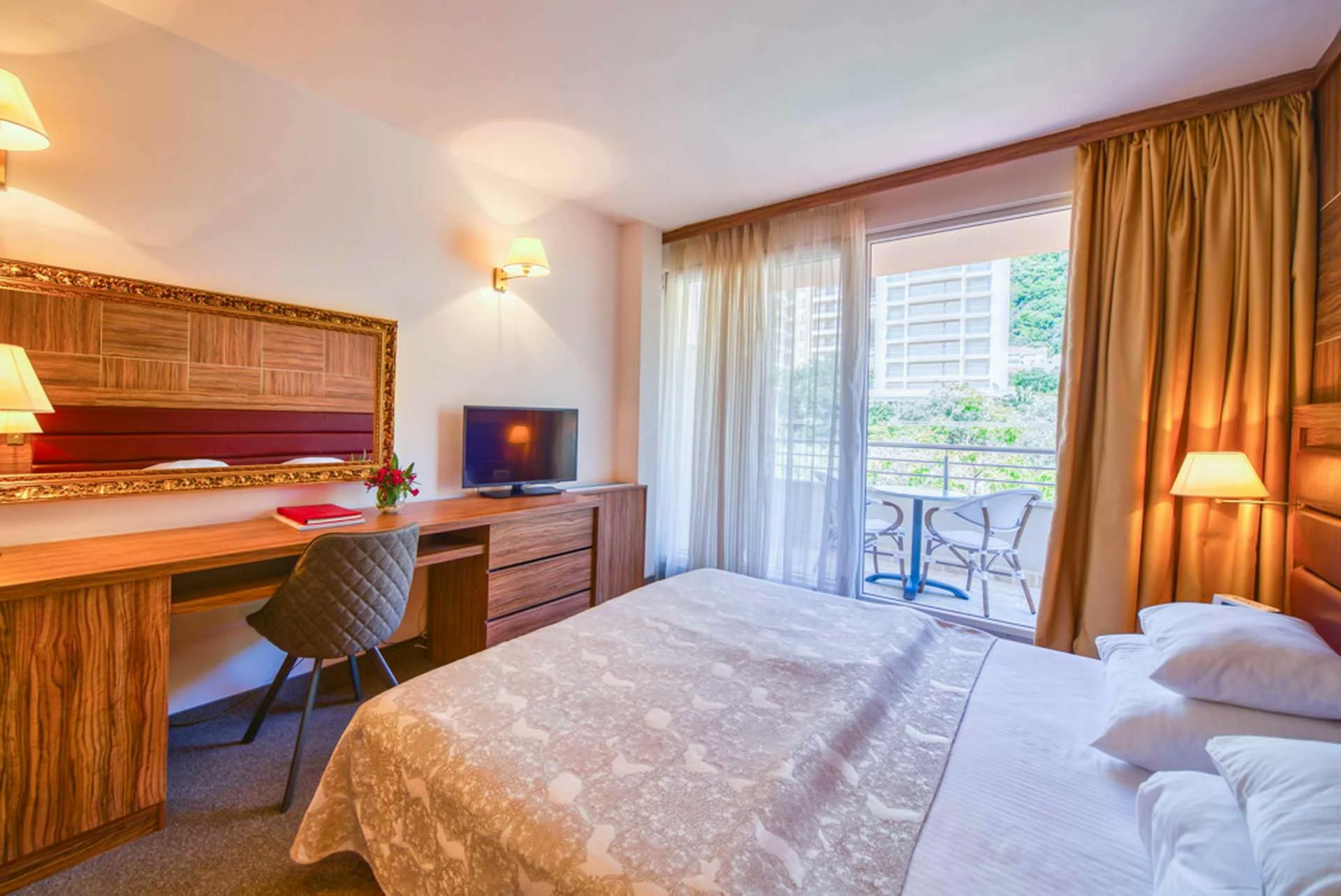 Hotel Palas Petrovac - Jesen v Petrovcu, Petrovac, Črna gora - 249 EUR - 2x nočitev v Standard dvoposteljni sobi za 2 osebi, Polpenzion (samopostrežni zajtrk in večerja)