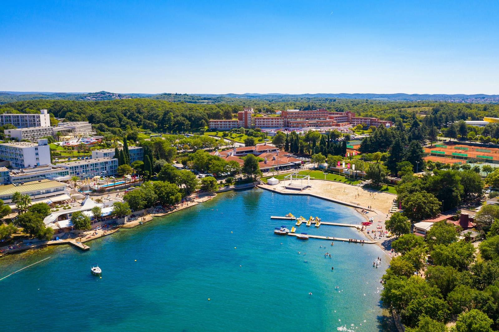 Hotel Istra Plava Laguna - Poletje v Poreču, Poreč, Istra, Hrvaška - 749 EUR - 5x nočitev v Economy sobi z dodatnim ležiščem za 2 osebi (1. otrok do 11,99 let in 2. otrok do 4,99 let brezplačno), Polpenzion