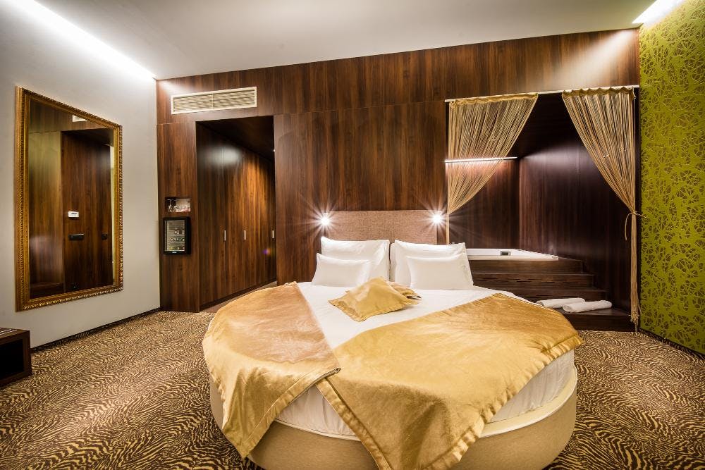 Rimske terme / Adults only - Hotel Rimski dvor Superior - VIP opuštanje u suiti s whirpoolom, Rimske Terme, Slovenija - 680 EUR - 2x noćenje u suiti s whirpoolom u hotelu Rimski dvor za 2 osobe, Polupansion (bogat buffet doručak i večera)