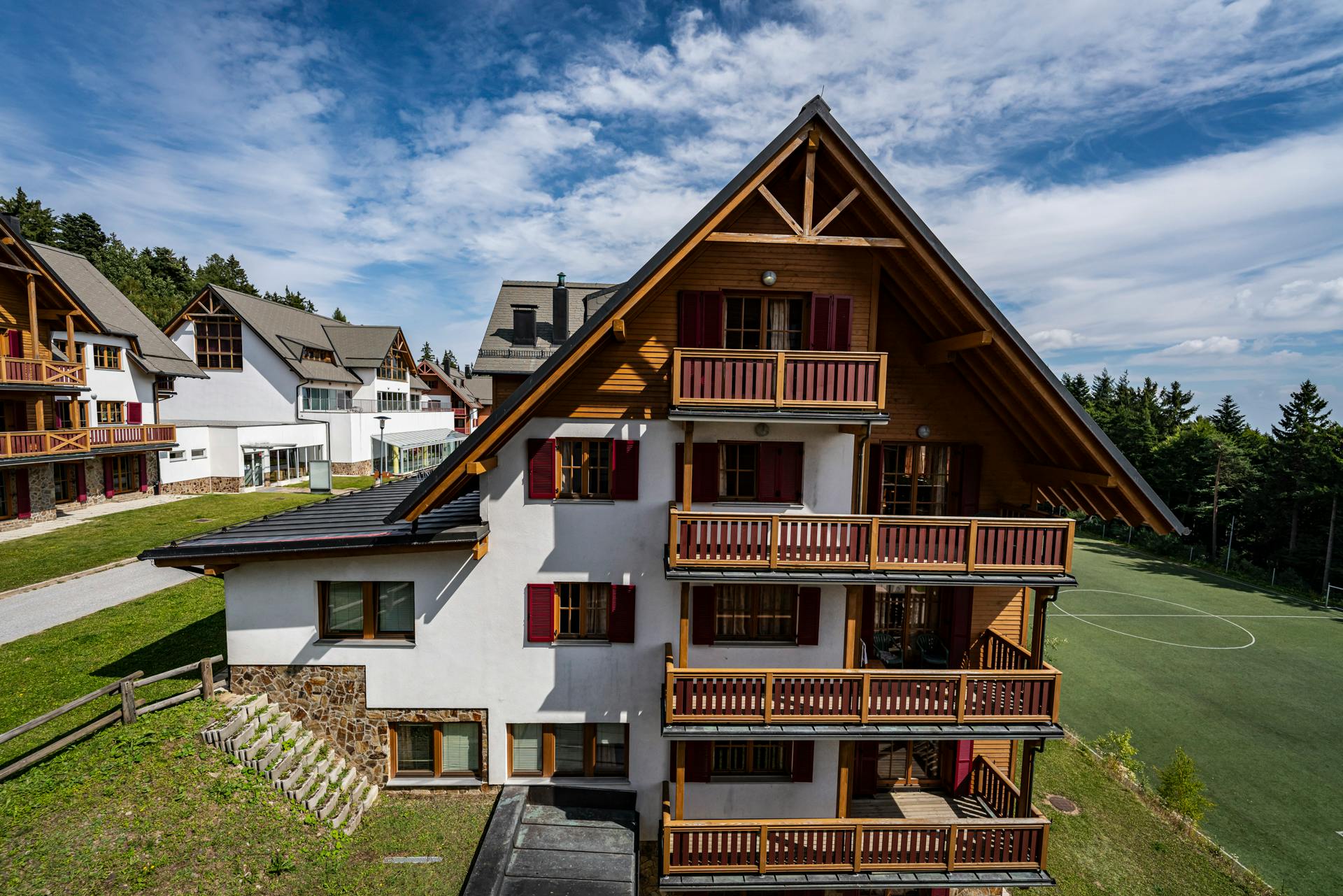 Forest Hotel Videc - Jesenski vikend wellness oddih na Pohorju, Pohorje, Slovenija - 219 EUR - 2x nočitev v v dvoposteljni sobi z dodatnim ležiščem in prostornim balkonom za 2 osebi (1 otrok do 6. leta brezplačno), Polpenzion