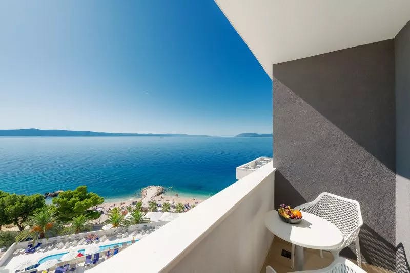 Medora Auri Family Beach Resort - Oddih v Dalmaciji z uporabo zunanjih ogrevanih bazenov ob koncu poletja, Podgora, Hrvaška - 588 EUR - 2x nočitev v Comfort dvoposteljni sobi v glavni stavbi za 2 osebi (1. otrok do 15,99 let brezplačno), Polpenzion