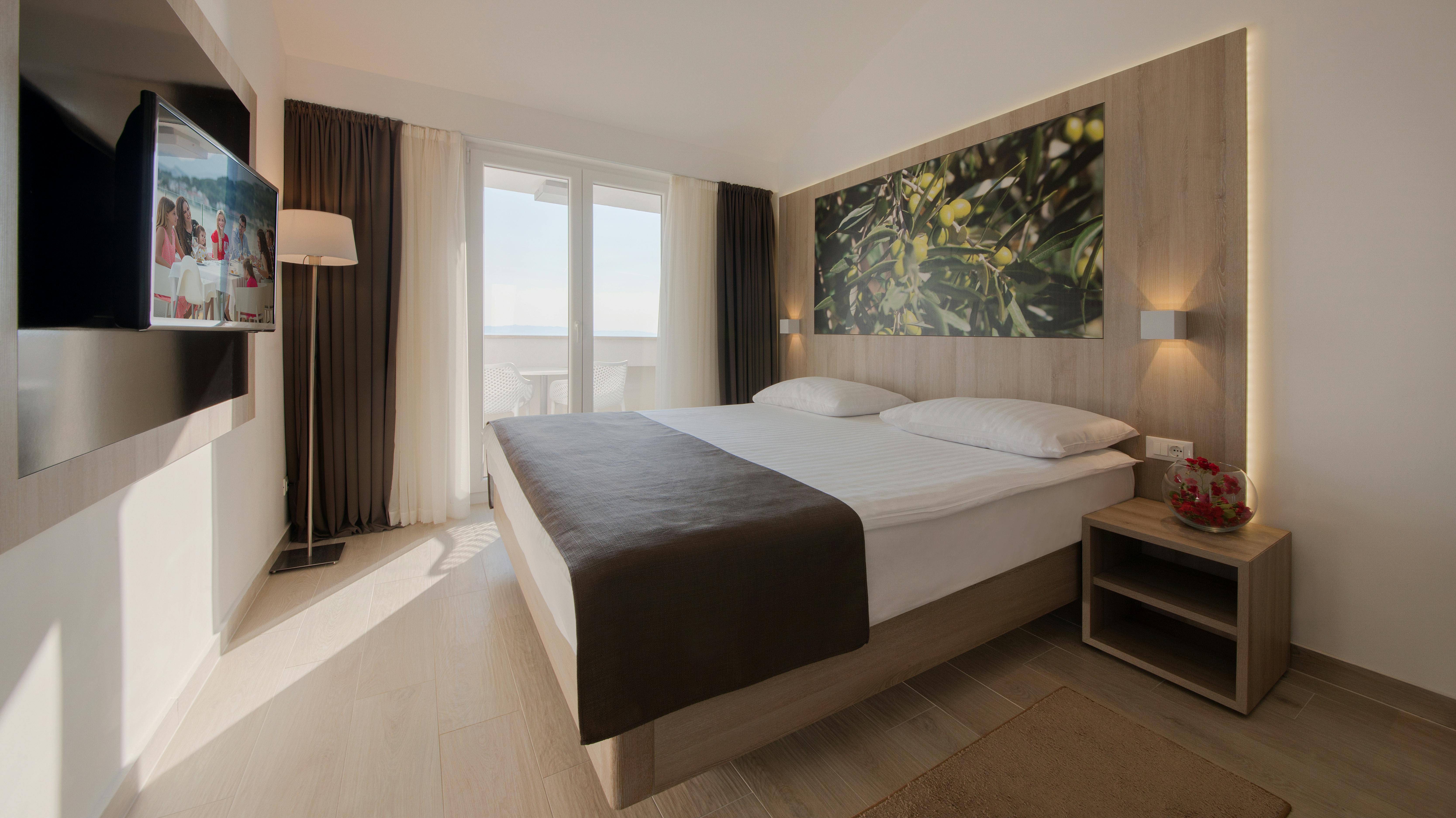Medora Auri Family Beach Resort - Vrhunski oddih z ogrevanim zunanjim bazenom konec poletja - Comfort rezidenca, Podgora, Hrvaška - 565 EUR - 2x nočitev v Comfort dvoposteljni sobi hotelske rezidence za 2 osebi (1 otrok do 8,99 let brezplačno), Polpenzion