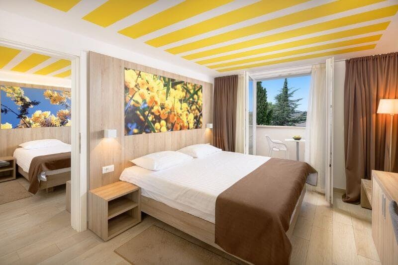 Medora Auri Family Beach Resort - Družinski oddih z ogrevanim zunanjim bazenom ob koncu poletja, Podgora, Hrvaška - 1035 EUR - 2x nočitev v družinski sobi hotelske rezidence (delni pogled na morje) za 2 osebi (2 otroka do 17,99 let brezplačno), Polpenzion