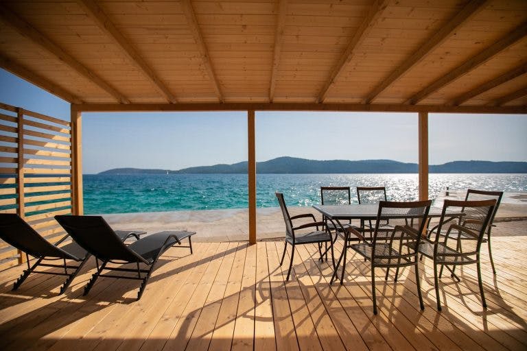 Amadria Park Camping Šibenik - Rujan u mobilnoj kućici Deluxe u prvom redu do mora, Šibenik, Hrvatska - 350 EUR - 1x noćenje u Deluxe kućicama u prvom redu do mora za 6 osoba, Piće dobrodošlice prilikom prijave