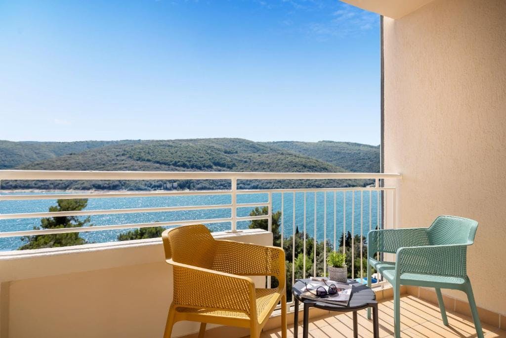 Sunny Rabac by Valamar - Zabavno družinsko poletje, Rabac, Hrvaška - 461 EUR - 2x nočitev v dvoposteljni sobi 2+1 (morska stran) za 2 osebi (1 otrok do 17,99 let brezplačno), Sunny polni penzion