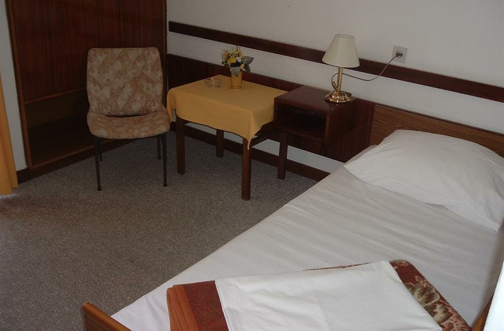 Hoteli Omišalj - Depandansa Primorka - Poletje na Krku, Omišalj, Hrvaška - 295 EUR - 3x nočitev v dvoposteljni sobi za 2 osebi (1. otrok do 7,99 let brezplačno), Polpenzion (samopostrežna zajtrk in večerja z vključeno brezalkoholno pijačo)