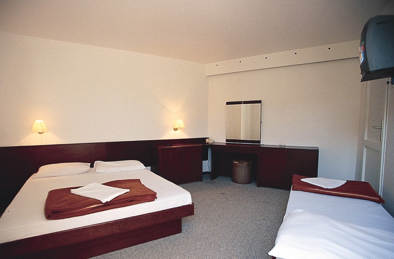 Hoteli Omišalj - Hotel Adriatic - Poletje na Krku, Omišalj, Hrvaška - 313 EUR - 3x nočitev v dvoposteljni sobi za 2 osebi (1. otrok do 7,99 let brezplačno), Polpenzion (samopostrežna zajtrk in večerja z vključeno brezalkoholno pijačo)
