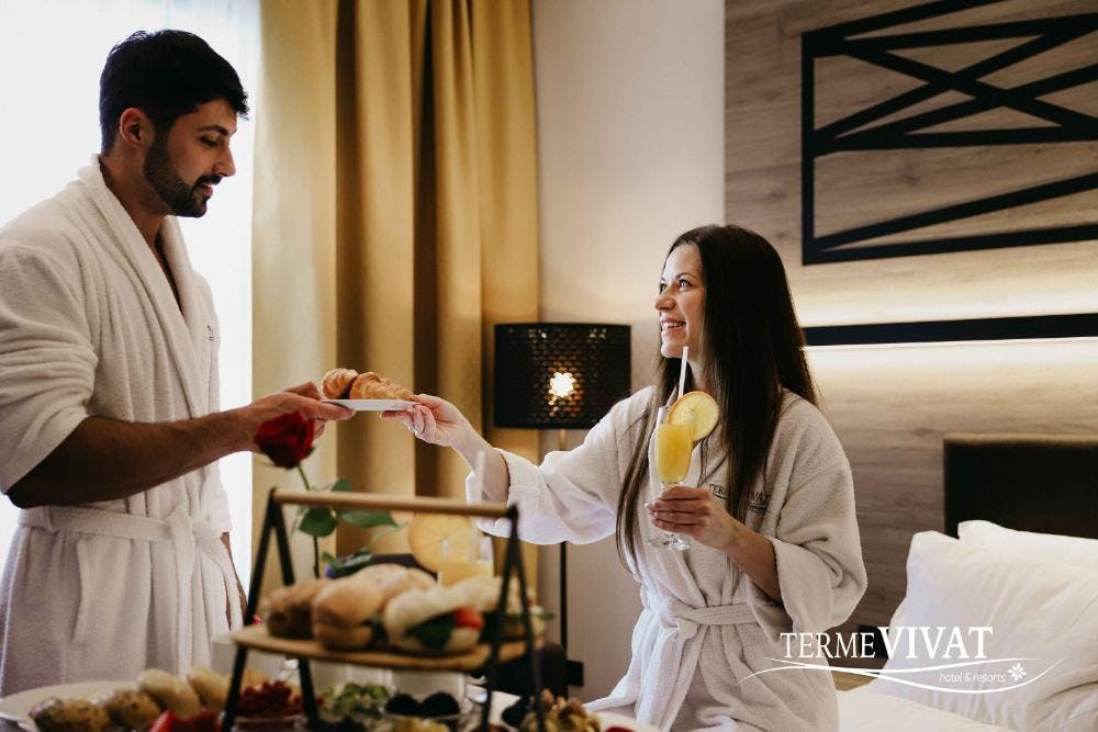 Terme Vivat - Hotel Vivat - 5-zvezdične poletne termalne počitnice, Moravske Toplice, Slovenija - 399 EUR - 2x nočitev v dvoposteljni Deluxe sobi za 2 osebi (1 otrok do 11,99 let in 1 otrok do 3,99 let brezplačno), Polpenzion