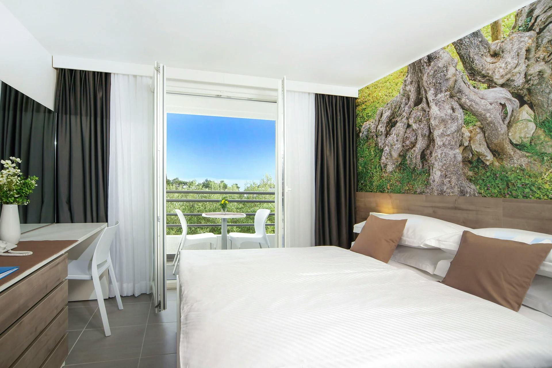 Bluesun hotel Neptun - Last minute all inclusive poletje za velike družine, Tučepi, Hrvaška - 750 EUR - 2x nočitev v družinski sobi z balkonom (depandansa) za 2 osebi (3 otroci do 13,99 let brezplačno), All inclusive