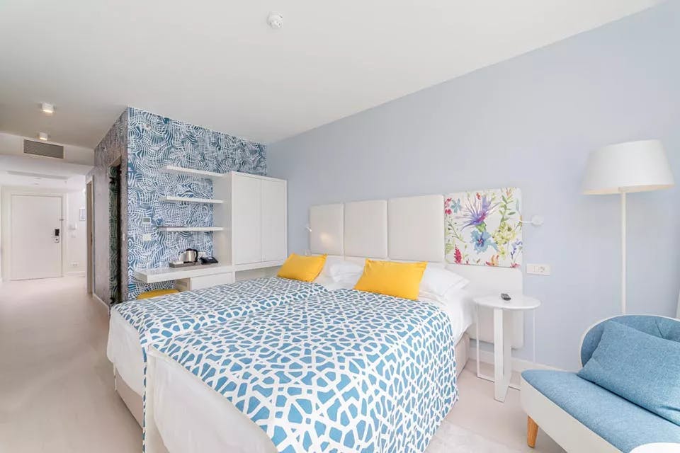 Amadria Park Hotel Jakov - Bogati paket zabave z vključenim Aquaparkom, Šibenik, Dalmacija, Hrvaška - 534 EUR - 2x nočitev v družinski sobi s pogledom na dvorišče/park in s francoskim balkonom za 2 osebi (1 otrok do 11,99 let brezplačno), Polpenzion