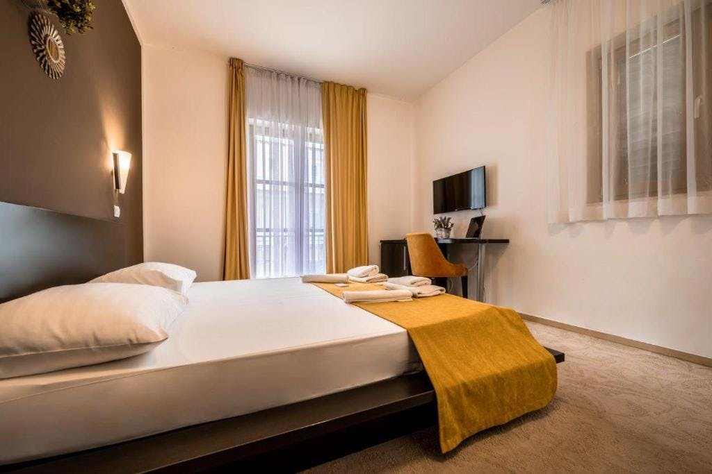 Hotel Nikola - September v Vodicah, Vodice, Hrvaška - 240 EUR - 2x nočitev za 2 osebi (1 otrok do 11,99 let in 1 otrok do 5,99 let brezplačno), Polpenzion (zajtrk in večerja)