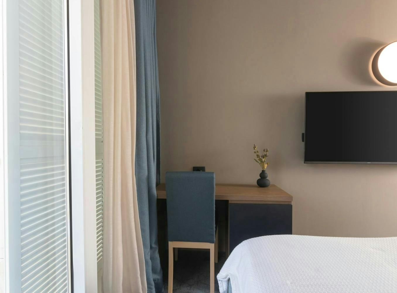 Family Hotel Adria - Družinsko all inclusive poletje v Dalmaciji, Biograd na Moru, Dalmacija, Hrvaška - 854 EUR - 3x nočitev v dvoposteljni Comfort sobi z balkonom in pomožnim ležiščem za 2 osebi (1 otrok do 11,99 let in otrok do 2,99 let brezplačno), All inclusive