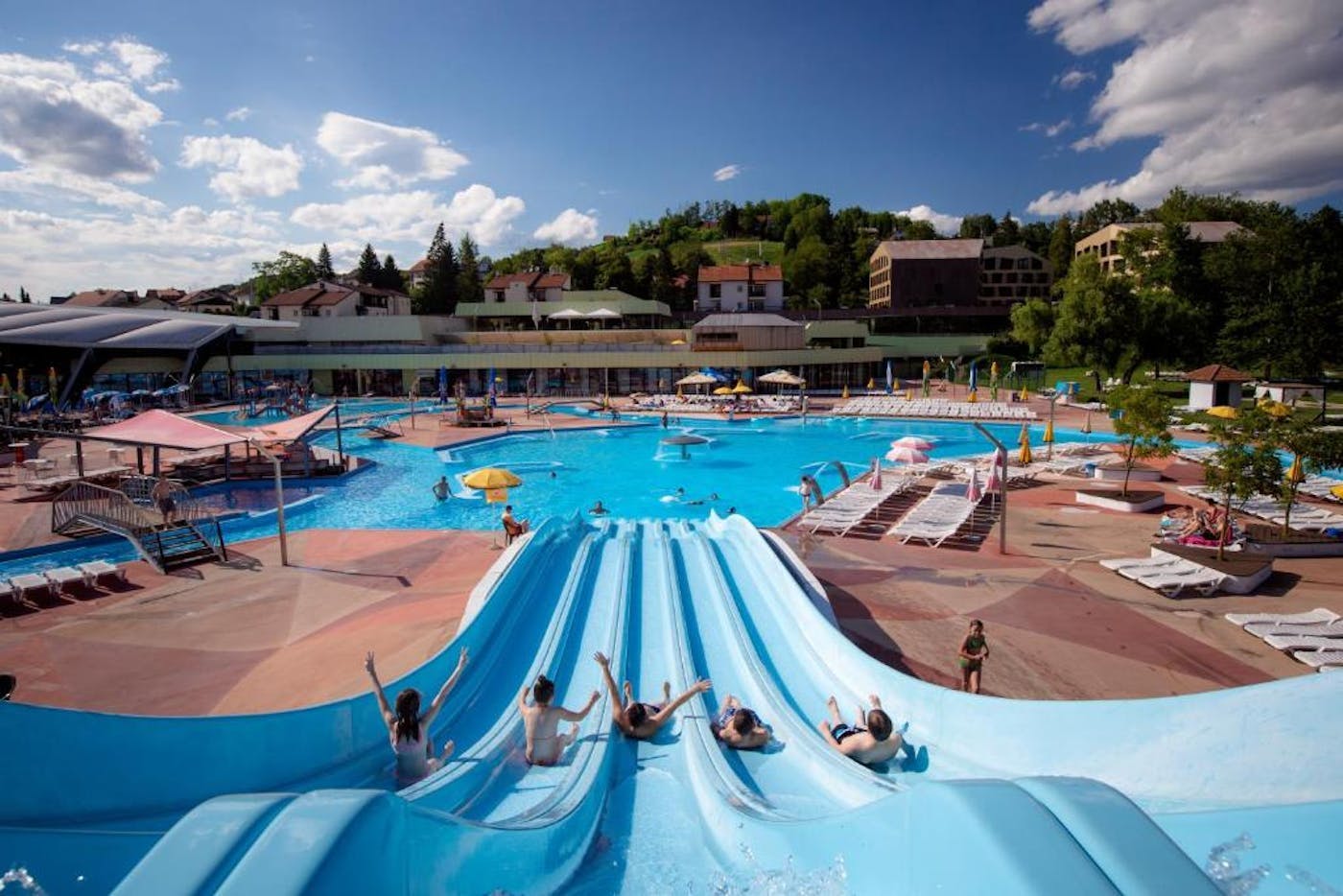 Terme Tuhelj - Hotel Well - Obiteljski ljetni odmor - 72-satna akcija, Tuheljske Toplice, Hrvatska - 413 EUR - 2x noćenje u dvokrevetnoj Premium sobi za 2 osobe (1 dijete do 11,99 godina i 1 dijete do 4,99 godina besplatno), Polupansion i neograničeno piće uz večeru